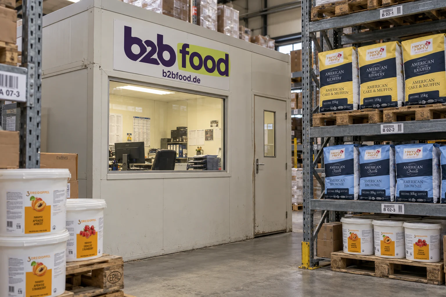 B2BFood-Logo über einem Lagerbüro, umgeben von Regalen mit Backzutaten und Gebinden
