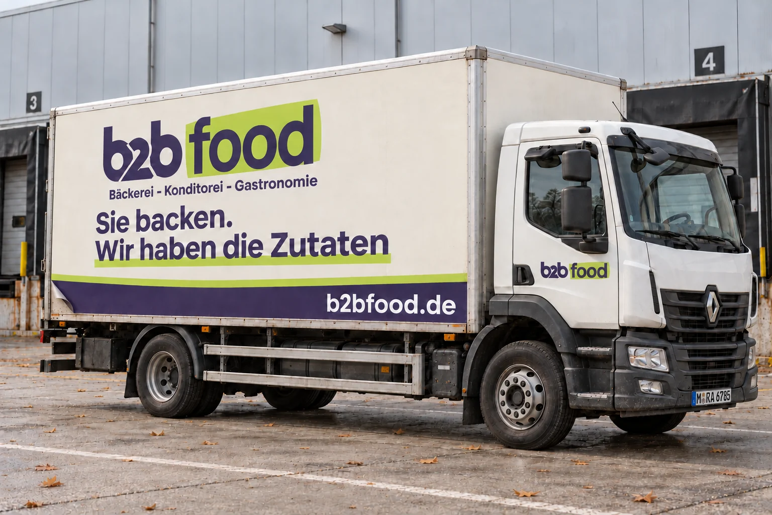 B2BFood-Lieferfahrzeug mit Firmenlogo und Beschriftung vor einer Lagerhalle